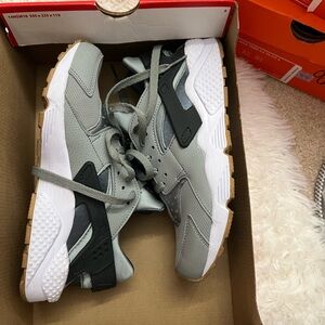 Men’s Nike Huarache - 7.5 Gray/Black
